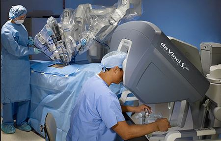 De chirurg zit hier op de voorgrond.